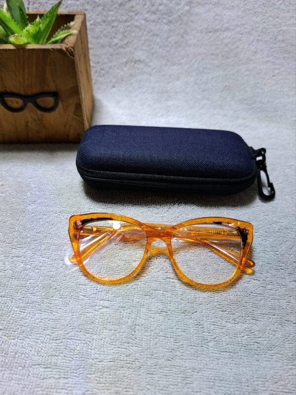 Female plastic readers - Image 2