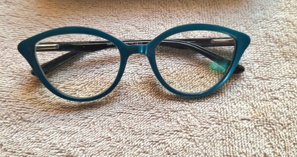 Female plastic readers - Image 2