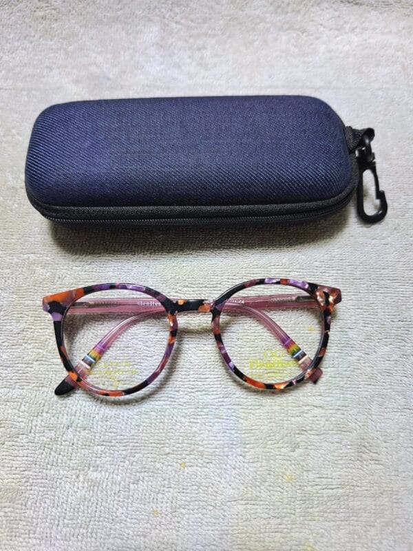 Unisex plastic readers