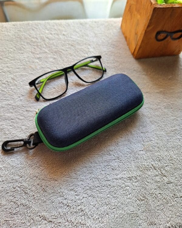 Unisex plastic readers